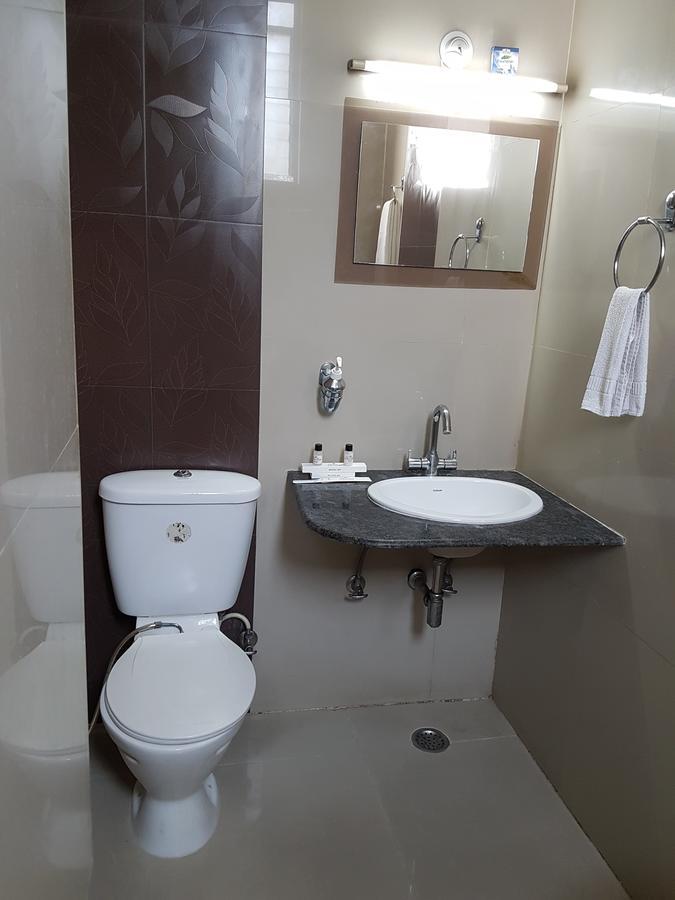 Shelter Hotel Лакхнау Экстерьер фото